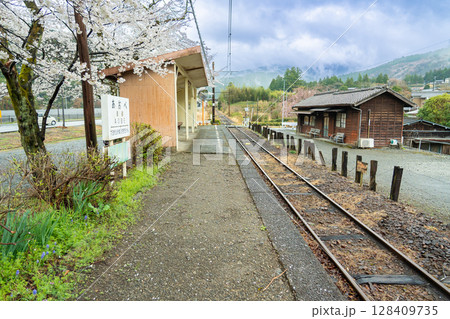 静岡県川根本町　大井川鐵道大井川本線の駅　雨降りの春の青部駅 128409735