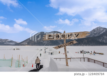 北海道鹿追町 雪と氷の世界の冬の然別湖コタンを散策する観光客 北海道鹿追町 雪と氷の世界の冬の然別湖コタンを散策する観光客 128409784