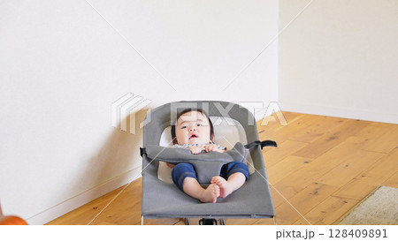 バウンサーで寝る赤ちゃん 128409891