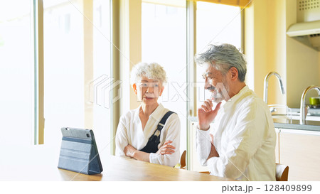一緒にタブレットを見るシニアカップル 128409899