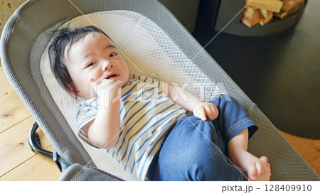 ゆりかごで寝る赤ちゃん ゆりかごで寝る赤ちゃん 128409910