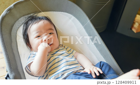 ゆりかごで寝る赤ちゃん ゆりかごで寝る赤ちゃん 128409911