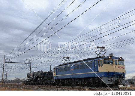 超特大貨物車シキ800をけん引するEF65電気機関車　PF 128410051