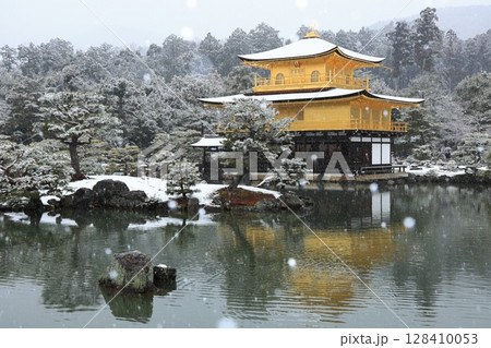 しんしんと雪が積もる金閣寺 冬の京都 世界遺産 しんしんと雪が積もる金閣寺 冬の京都 世界遺産 128410053
