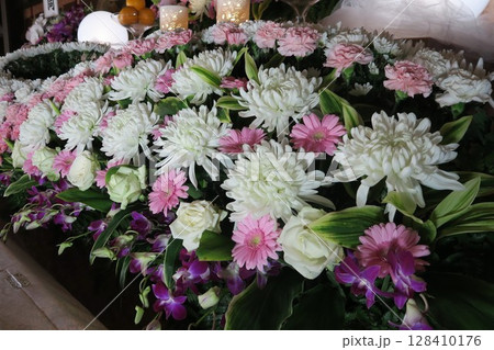 お洒落な花祭壇 お洒落な花祭壇 128410176