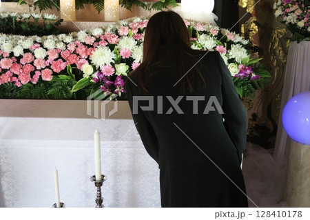 別れを惜しむ友人 別れを惜しむ友人 128410178