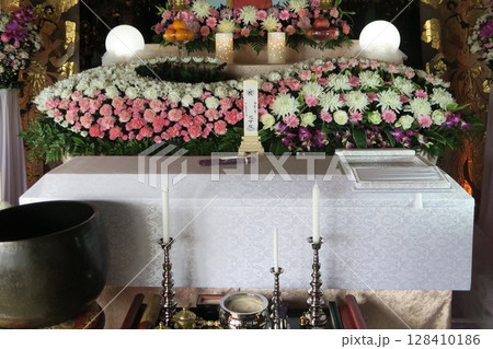 お洒落な花祭壇 128410186