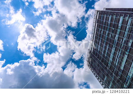 日本の横浜都市景観　マンションの補修や点検等、足場や防護ネットなど。ネットの外に衛星アンテナが 128410221