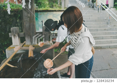 inbound tourist 128410234