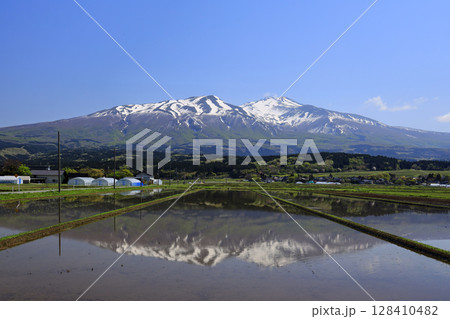 春の鳥海山 128410482