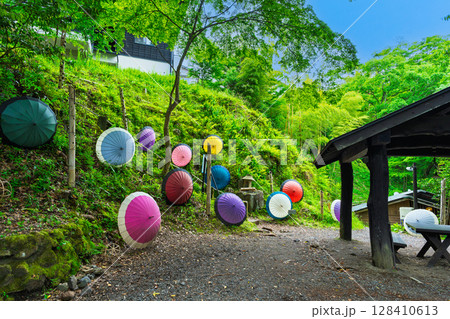 (和傘)　緑ゆたかな山々に囲まれ、三十軒の旅館が集まった「黒川温泉郷」熊本県阿蘇郡南小国町 128410613