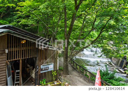 店舗風景　緑ゆたかな山々に囲まれ、三十軒の旅館が集まった「黒川温泉郷」熊本県阿蘇郡南小国町 128410614