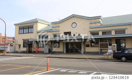 JR両毛線の足利駅駅舎 JR両毛線の足利駅駅舎 128410619