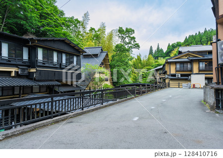 (温泉郷風景) 緑ゆたかな山々に囲まれ、三十軒の旅館が集まった「黒川温泉郷」熊本県阿蘇郡南小国町 (温泉郷風景) 緑ゆたかな山々に囲まれ、三十軒の旅館が集まった「黒川温泉郷」熊本県阿蘇郡南小国町 128410716