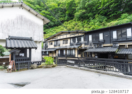 (温泉郷風景) 緑ゆたかな山々に囲まれ、三十軒の旅館が集まった「黒川温泉郷」熊本県阿蘇郡南小国町 (温泉郷風景) 緑ゆたかな山々に囲まれ、三十軒の旅館が集まった「黒川温泉郷」熊本県阿蘇郡南小国町 128410717