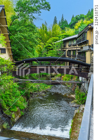 (温泉郷風景)　緑ゆたかな山々に囲まれ、三十軒の旅館が集まった「黒川温泉郷」熊本県阿蘇郡南小国町 128410751