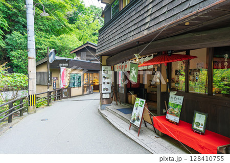 (温泉郷風景) 緑ゆたかな山々に囲まれ、三十軒の旅館が集まった「黒川温泉郷」熊本県阿蘇郡南小国町 (温泉郷風景) 緑ゆたかな山々に囲まれ、三十軒の旅館が集まった「黒川温泉郷」熊本県阿蘇郡南小国町 128410755
