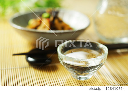 日本酒とひじきと枝豆の煮物 128410864