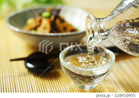 注がれる日本酒とひじきと枝豆の煮物 注がれる日本酒とひじきと枝豆の煮物 128410955