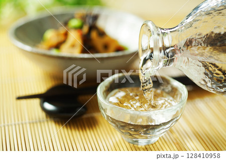 注がれる日本酒とひじきと枝豆の煮物 注がれる日本酒とひじきと枝豆の煮物 128410958