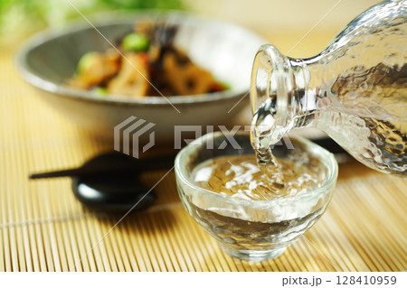 注がれる日本酒とひじきと枝豆の煮物 注がれる日本酒とひじきと枝豆の煮物 128410959
