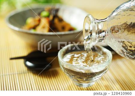 注がれる日本酒とひじきと枝豆の煮物 注がれる日本酒とひじきと枝豆の煮物 128410960