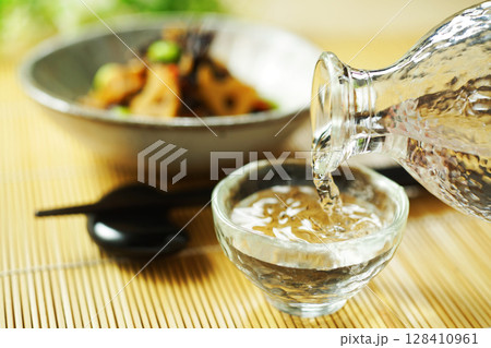 注がれる日本酒とひじきと枝豆の煮物 128410961