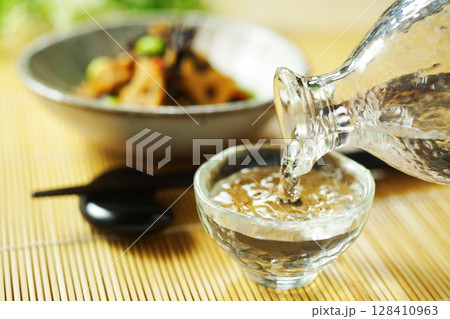 注がれる日本酒とひじきと枝豆の煮物 128410963