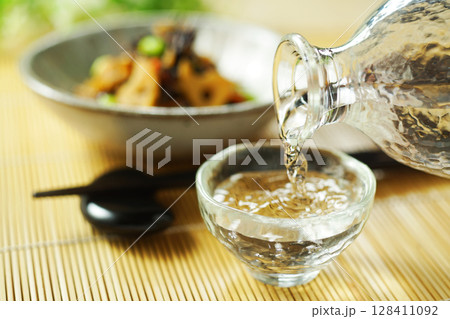 注がれる日本酒とひじきと枝豆の煮物 128411092