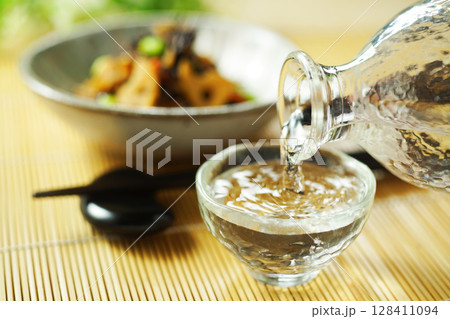 注がれる日本酒とひじきと枝豆の煮物 注がれる日本酒とひじきと枝豆の煮物 128411094