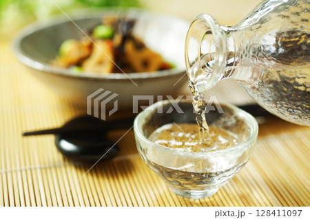 注がれる日本酒とひじきと枝豆の煮物 128411097