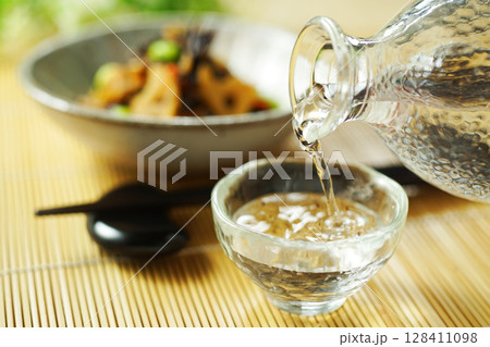 注がれる日本酒とひじきと枝豆の煮物 128411098