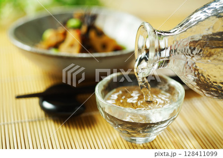 注がれる日本酒とひじきと枝豆の煮物 128411099