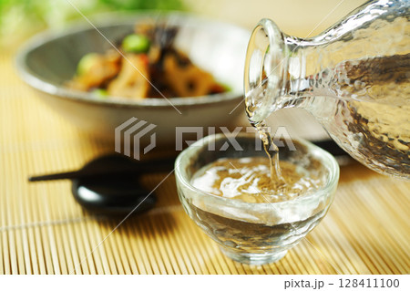 注がれる日本酒とひじきと枝豆の煮物 128411100