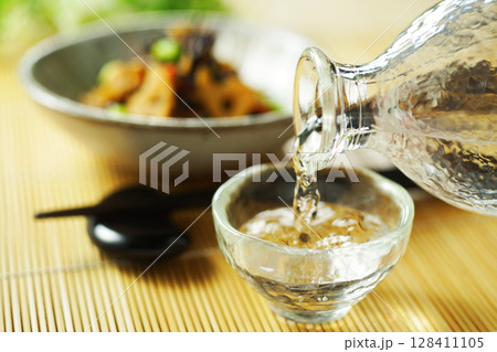 注がれる日本酒とひじきと枝豆の煮物 128411105