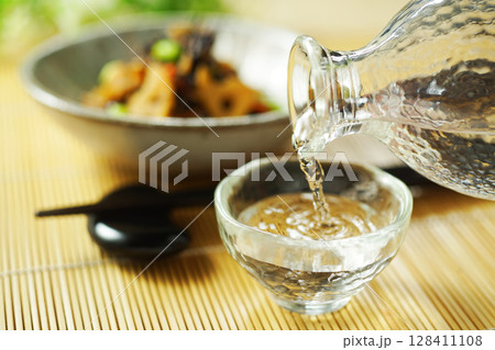 注がれる日本酒とひじきと枝豆の煮物 注がれる日本酒とひじきと枝豆の煮物 128411108