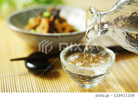 注がれる日本酒とひじきと枝豆の煮物 128411109