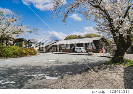浜松市の天竜浜名湖鉄道の天竜二俣駅と桜の風景(静岡県) 浜松市の天竜浜名湖鉄道の天竜二俣駅と桜の風景(静岡県) 128411512