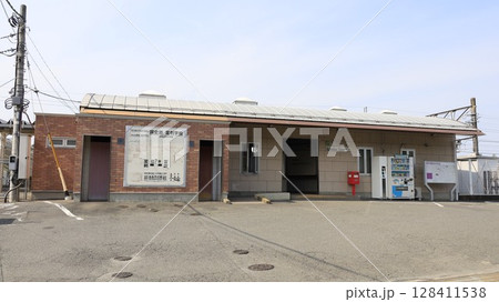 JR両毛線の富田駅駅舎 JR両毛線の富田駅駅舎 128411538