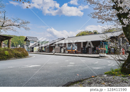 浜松市の天竜浜名湖鉄道の天竜二俣駅と桜の風景(静岡県) 浜松市の天竜浜名湖鉄道の天竜二俣駅と桜の風景(静岡県) 128411590