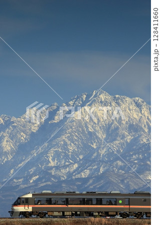 剣岳バックに走る特急ひだキハ85  高山本線 128411660