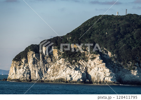 【東京九州フェリーはまゆう新門司行　高知県沖の島沖を航行　土佐沖ノ島灯台】 128411795
