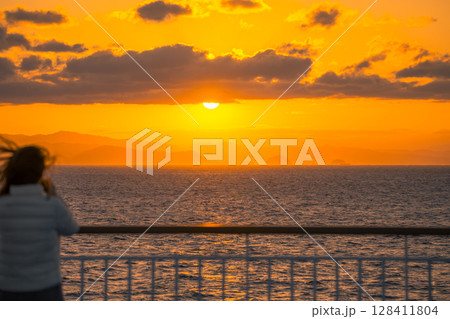 【東京九州フェリーはまゆう新門司港行　宇和島沖の夕日】 128411804