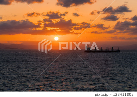 【東京九州フェリーはまゆう新門司港行　宇和島沖の夕日】 128411805