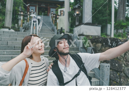 inbound tourist 128412377