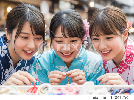 温泉旅行を楽しむ浴衣姿の女子大生 128412503