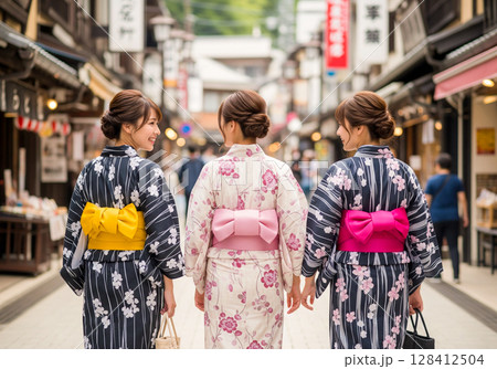 温泉旅行を楽しむ浴衣姿の女子大生 128412504