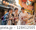 温泉旅行を楽しむ浴衣姿の女子大生 128412505