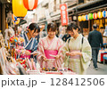 温泉旅行を楽しむ浴衣姿の女子大生 128412506