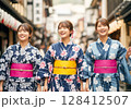温泉旅行を楽しむ浴衣姿の女子大生 128412507